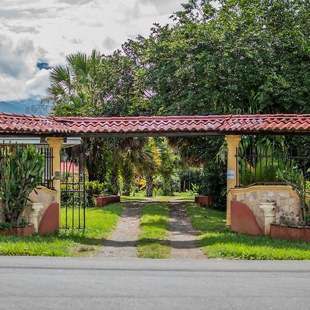Linda Casa De Verano Con Amplias Zonas Verdes San Isidro De El General Exteriér fotografie