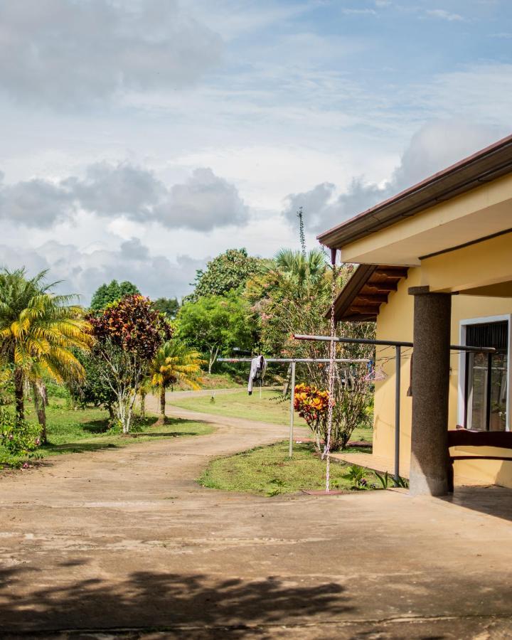 Linda Casa De Verano Con Amplias Zonas Verdes San Isidro De El General Exteriér fotografie